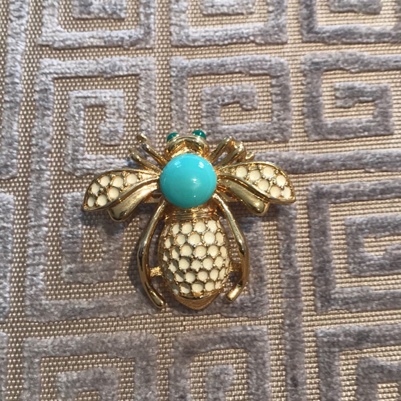 Stella & Dot Jewelry - Stella & Dot bee pin or pendant